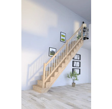 Drevené schodisko so zábradlím vo svetlej miestnosti