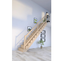 Drevené schodisko v svetlej miestnosti s nástennou dekoráciou a izbovou rastlinou