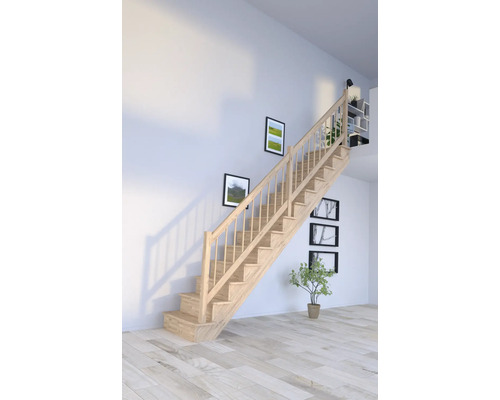 Drevené schodisko v svetlej miestnosti s nástennou dekoráciou a izbovou rastlinou