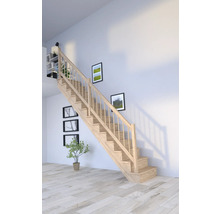 Drevené schodisko so zábradlím v obývacej izbe