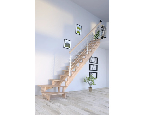 Izbový pohľad na drevené schodisko s nerezovým zábradlím