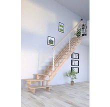 Drevené schodisko so zábradlím vo svetlej miestnosti