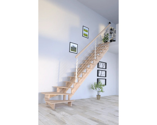 Drevené schodisko so zábradlím vo svetlej miestnosti