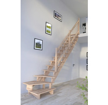 Drevené schodisko so zábradlím v interiéri.