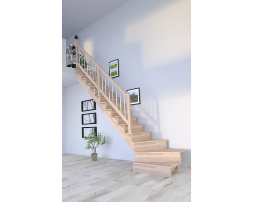 Drevené schodisko so zábradlím vo svetlej miestnosti s obrazmi na stene.