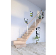 Svetlé drevené schodisko s nerezovým zábradlím vo svetlej miestnosti.