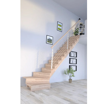 Drevené schodisko so zábradlím v modernom obývacom priestore