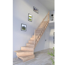 Drevené schodisko so zábradlím v svetlej miestnosti