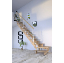 Drevené schodisko s nerezovým zábradlím vo svetlej miestnosti