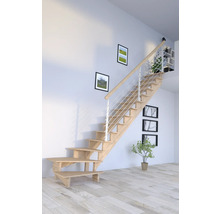 Drevené schodisko so zábradlím vo svetlej miestnosti