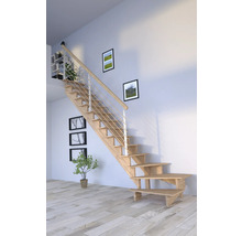 Drevené schodisko so zábradlím v modernom obývacom priestore