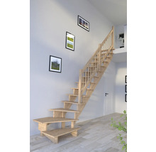 Drevené schodisko v interiéri domu s obrazmi na stene