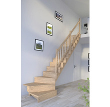 Drevené schodisko so zábradlím v obývacej izbe