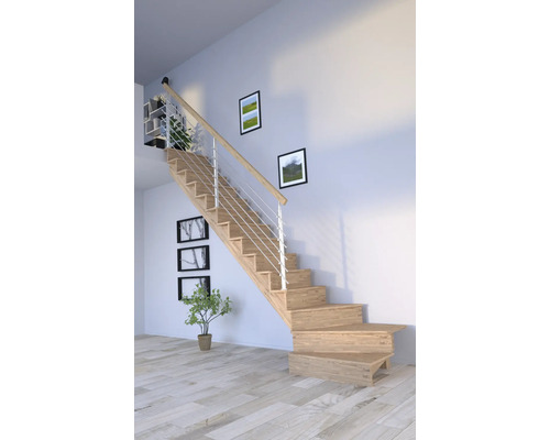 Svetlé, moderné schodisko s drevenými stupňami a nerezovým zábradlím vo svetlej miestnosti.