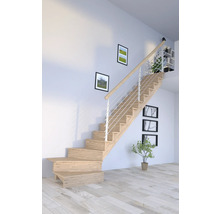 Drevené schodisko so zábradlím vo svetlej izbe.