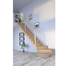 Schodisko s drevenými stupňami a kovovým zábradlím v svetlej miestnosti.