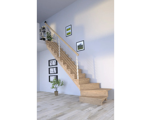 Schodisko s drevenými stupňami a kovovým zábradlím v svetlej miestnosti.