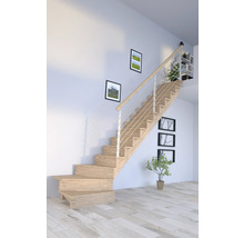 Drevené schodisko s nerezovým zábradlím vo svetlej miestnosti