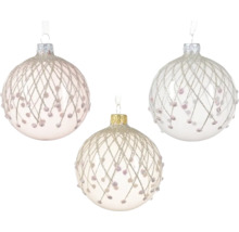 Tri ozdobné vianočné gule s ozdobnými pruhmi a perlami