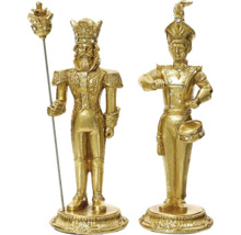 Dve zlaté figúrky luskáčika ako dekorácia