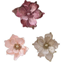 Tri dekoračné umelé kvety