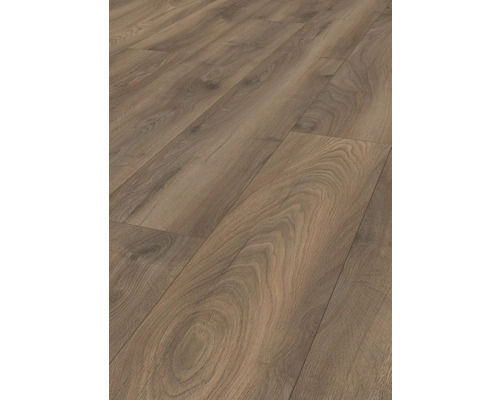 Detail laminátovej podlahy s dreveným vzhľadom.