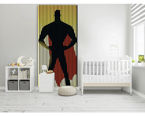 Detská izba s detskou postieľkou, regálom a nástennou maľbou superhrdinu