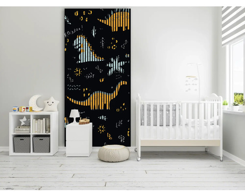 Detská izba s fototapetou s dinosaurom, detskou postieľkou a regálom na hračky