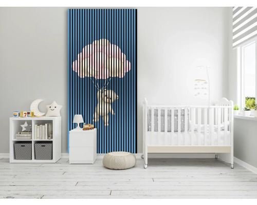 Detská izba s nástenným panelom, regálom, nočným stolíkom a detskou postieľkou