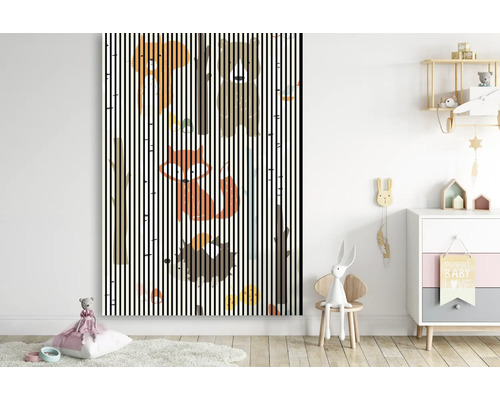 Detská izba s nástennou maľbou s motívmi lesných zvierat za čiernymi pruhmi