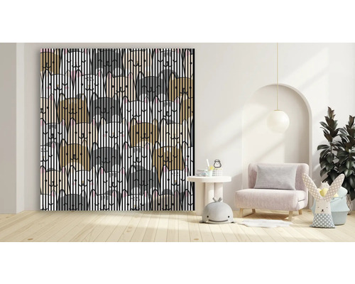 Dekoratívna roleta so vzorom králika a pruhmi vo svetlej miestnosti.