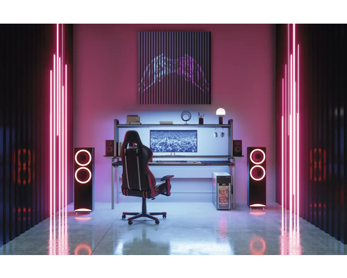 Herná miestnosť so stolom, stoličkou, reproduktormi a LED osvetlením