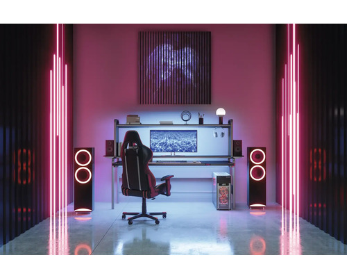 Herná izba so stolom, stoličkou, reproduktormi a neónovým osvetlením
