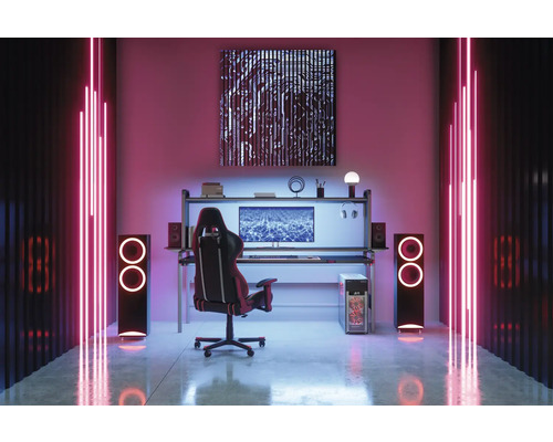 Herná izba s písacím stolom, počítačom, stoličkou, reproduktormi a neónovými svetlami