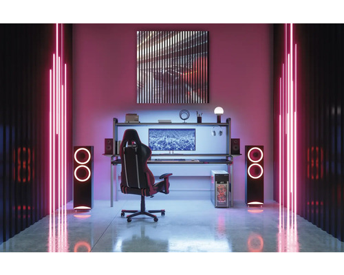 Herná miestnosť so stolom, stoličkou, reproduktormi a osvetlením