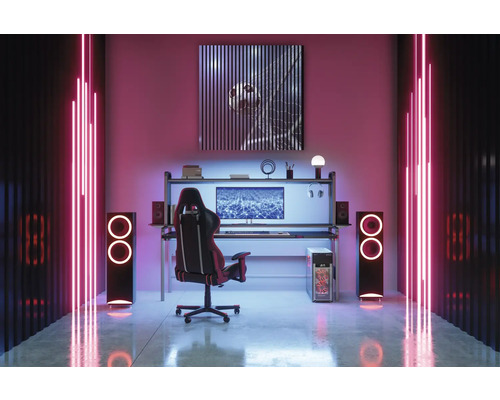 Herná izba so stolom, stoličkou, reproduktormi a neónovým osvetlením.