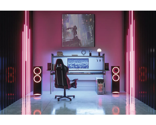 Herná miestnosť so stolom, počítačom, stoličkou, reproduktormi a LED osvetlením vytvára modernú atmosféru.