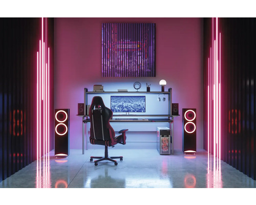 Moderná herňa s písacím stolom, stoličkou, reproduktormi a neónovým osvetlením