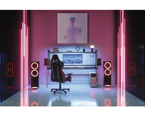 Herná izba so stolom, hernou stoličkou, reproduktormi a neónovým osvetlením
