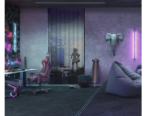 Moderná študentská izba so stolom, hernou stoličkou, deliacou stenou a posedením