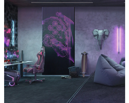 Moderná herňa s hernou stoličkou, stolom, neónovým osvetlením a dekoráciami.