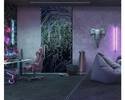 Herná izba s písacím stolom, hernou stoličkou, dekoráciami a nepriamym osvetlením