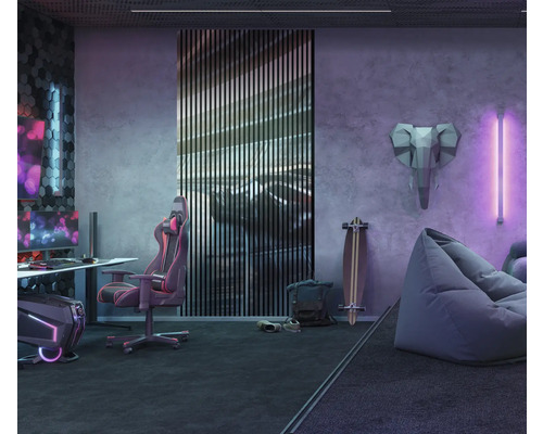 Moderná študentská izba so stolom, hernou stoličkou, sedacím vakom a dekoratívnymi prvkami