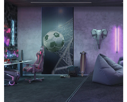 Herná izba s písacím stolom, stoličkou, sedacím vakom a dekoratívnymi prvkami