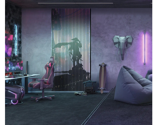 Herná miestnosť so stolom, stoličkou, sedacím vakom, skateboardom a nástennou dekoráciou