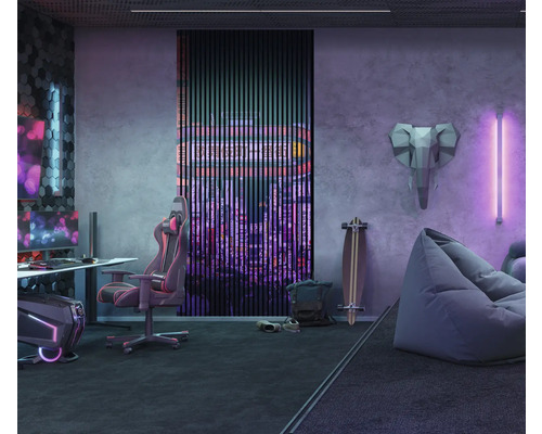 Herná miestnosť so stolom, hernou stoličkou, sedacím vakom a dekoratívnymi prvkami