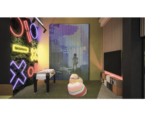 Herná miestnosť so stenou plnou symbolov, stolným futbalom a sedacími vakmi.