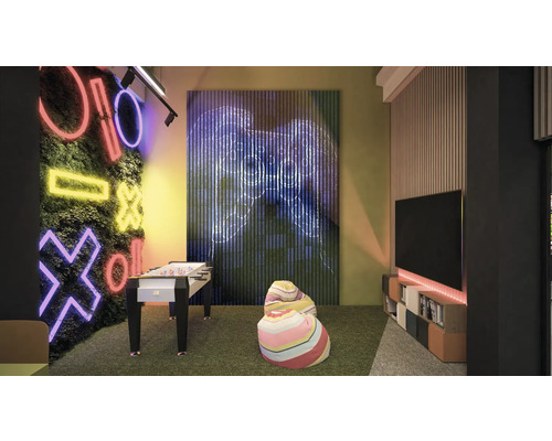 Herná miestnosť so stolným futbalom, sedacími vakmi, televízorom a osvetlenou nástennou dekoráciou