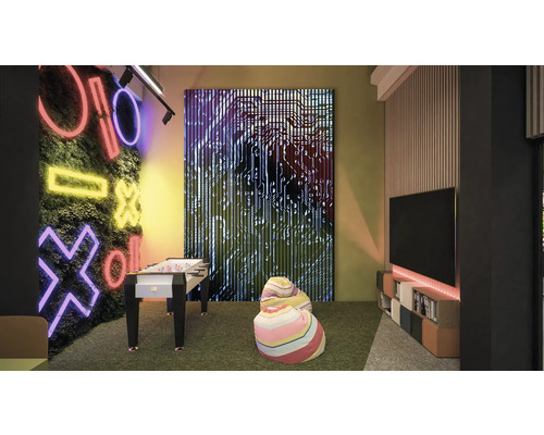 Herná miestnosť so stolným futbalom, sedacími vakmi, nástennou dekoráciou a televízorom