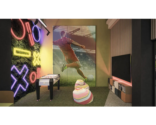 Herná miestnosť so stolným futbalom, televízorom a dekoratívnou nástennou výzdobou